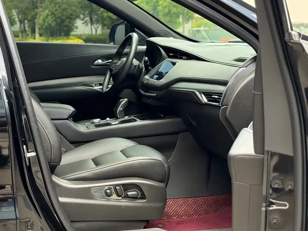Cadillac XT4 28 T 2 WD Leading