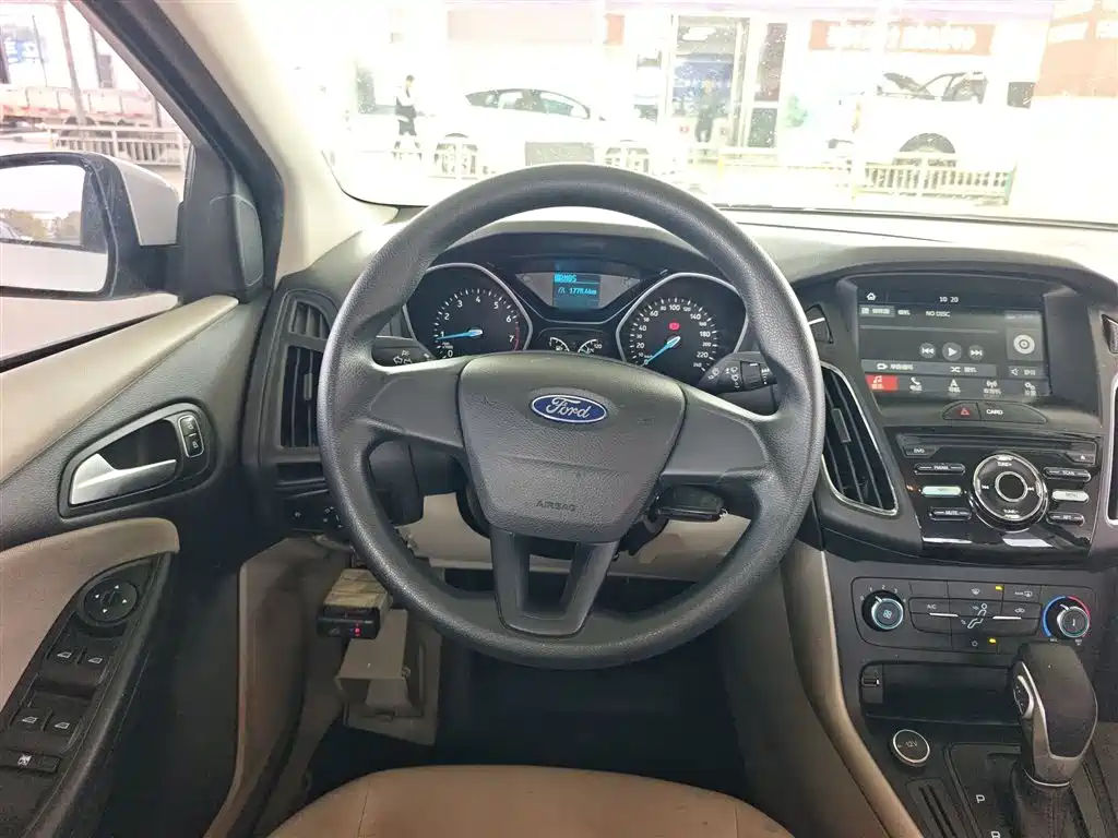 Focus Sedan 1.6 L Auto Comfort Smart Travel