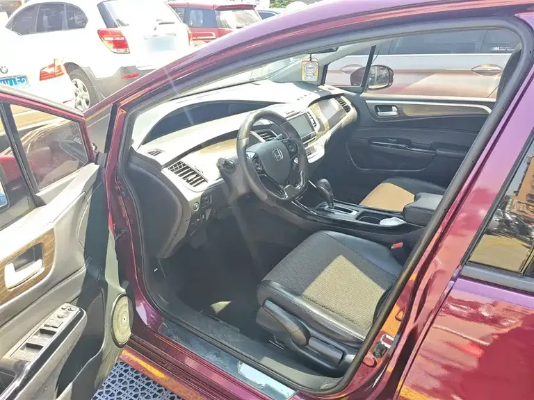 Honda Jade 210 TURBO CVT Style 5-seat