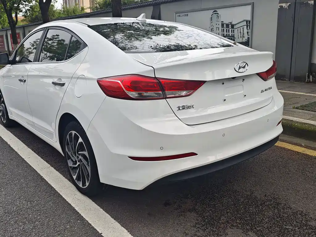 Elantra 1.5 L CVT Smart Dazzle · Elite