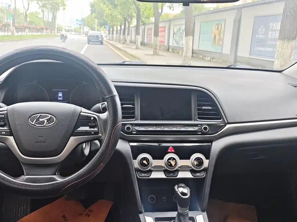 Elantra 1.5 L CVT Smart Dazzle · Elite