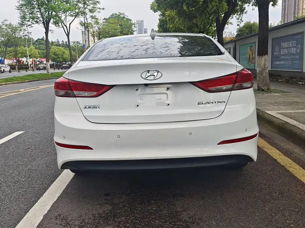 Elantra 1.5 L CVT Smart Dazzle · Elite