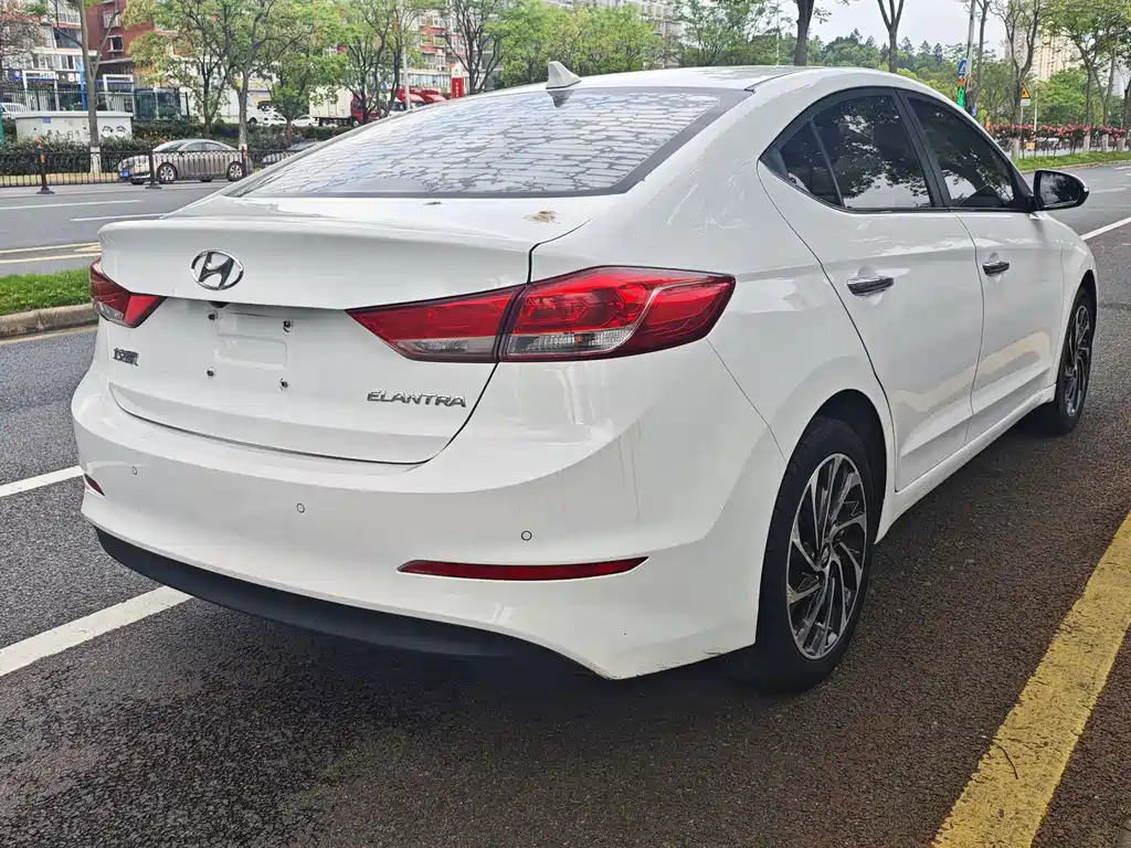 Elantra 1.5 L CVT Smart Dazzle · Elite