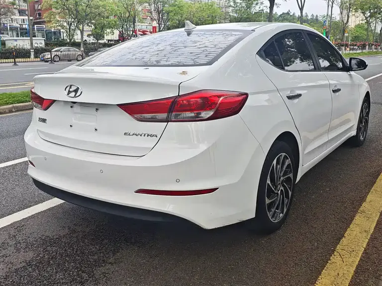 Hyundai Elantra 1.5 L CVT Smart Dazzle · Elite