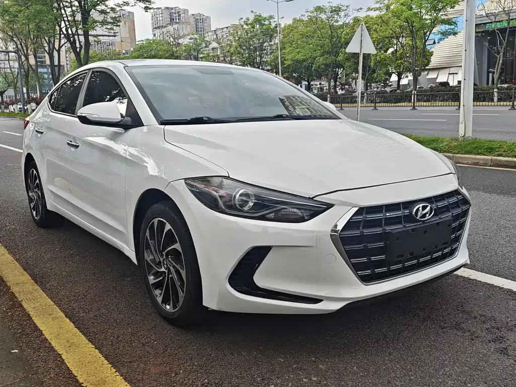 Elantra 1.5 L CVT Smart Dazzle · Elite