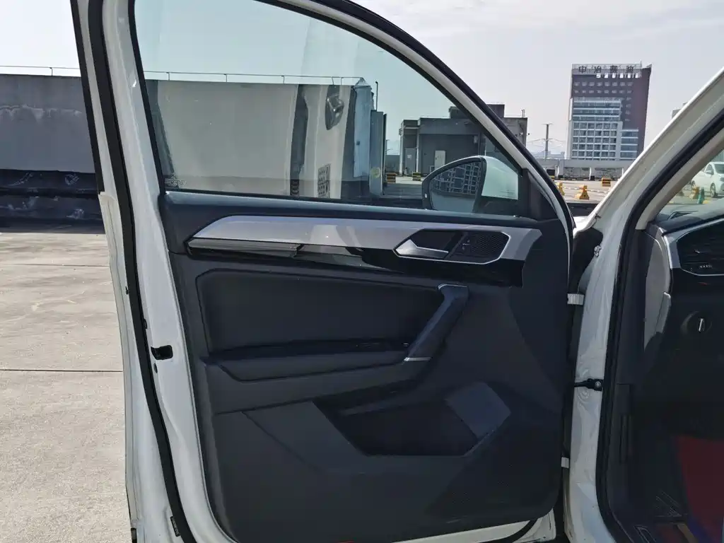 Tayron 330 TSI 2 WD Luxury CN-VI