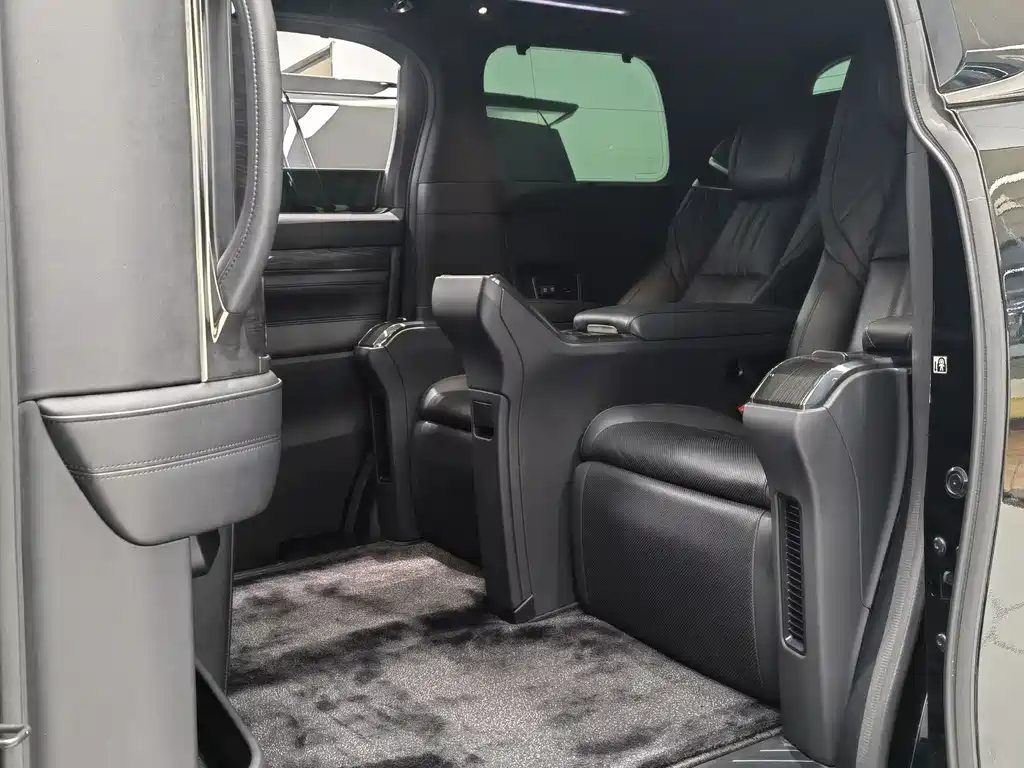 Lexus LM 300 h 4-seat Royal World