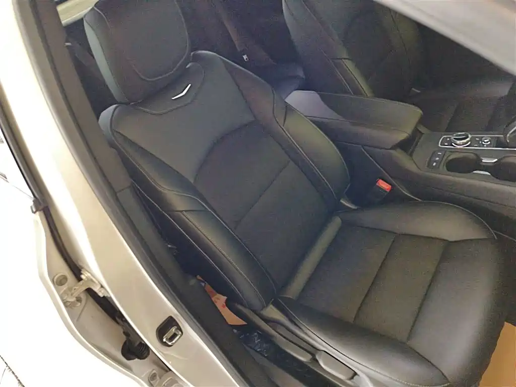 Cadillac XT4 28 T 2 WD Tech