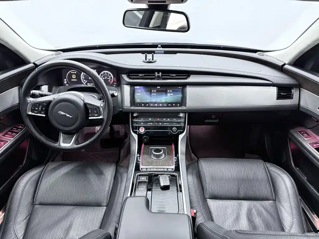 Jaguar XFL XFL 2.0 T P250 4 WD Black Shine Sport