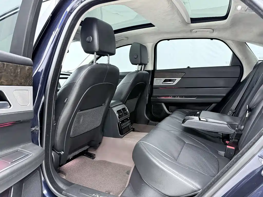 Jaguar XFL XFL 2.0 T P250 4 WD Black Shine Sport