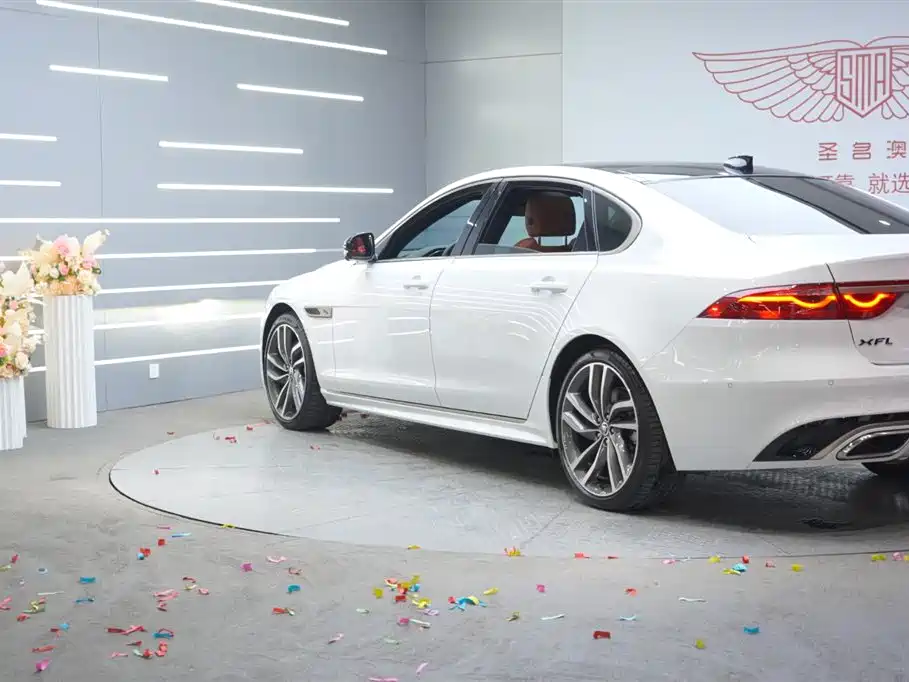 Jaguar XFL 2.0 T P300 4 WD Flagship Sport Gilt