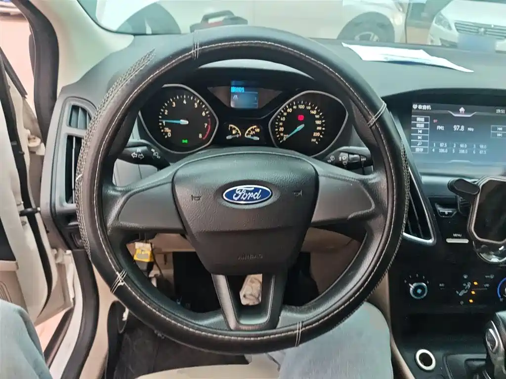Focus Sedan 1.6 L Auto Comfort