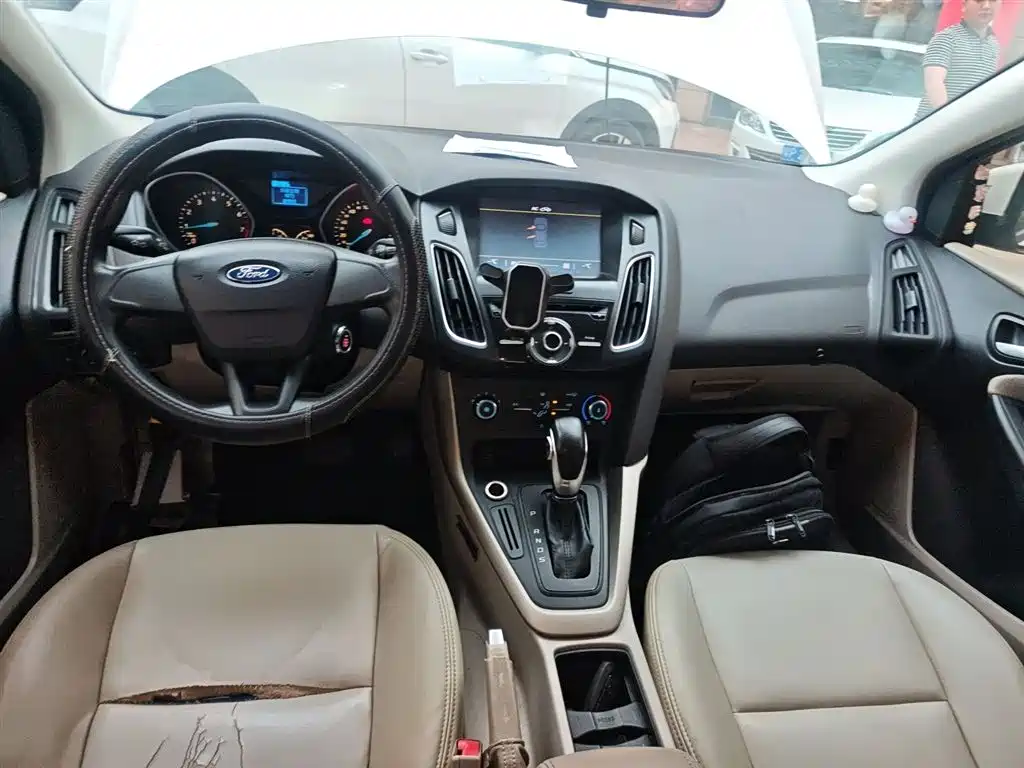 Focus Sedan 1.6 L Auto Comfort
