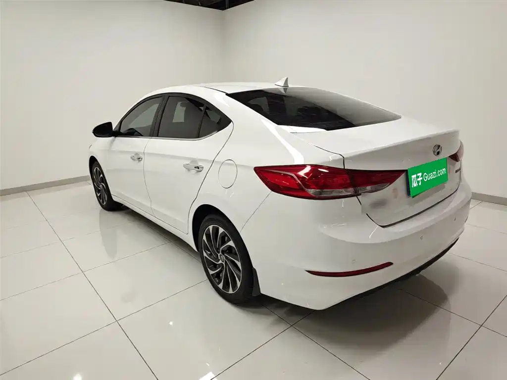 Elantra 1.4 T DCT Dynamic Shine · Active