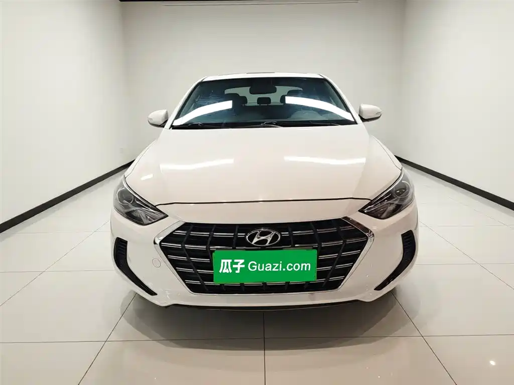 Elantra 1.4 T DCT Dynamic Shine · Active