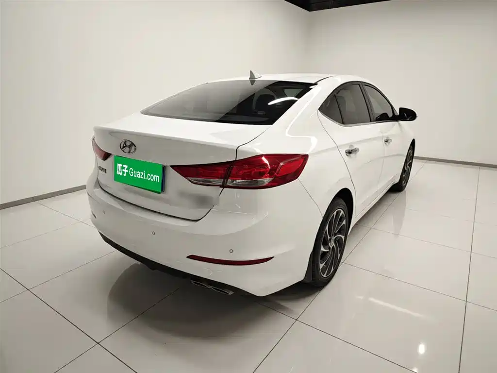 Elantra 1.4 T DCT Dynamic Shine · Active