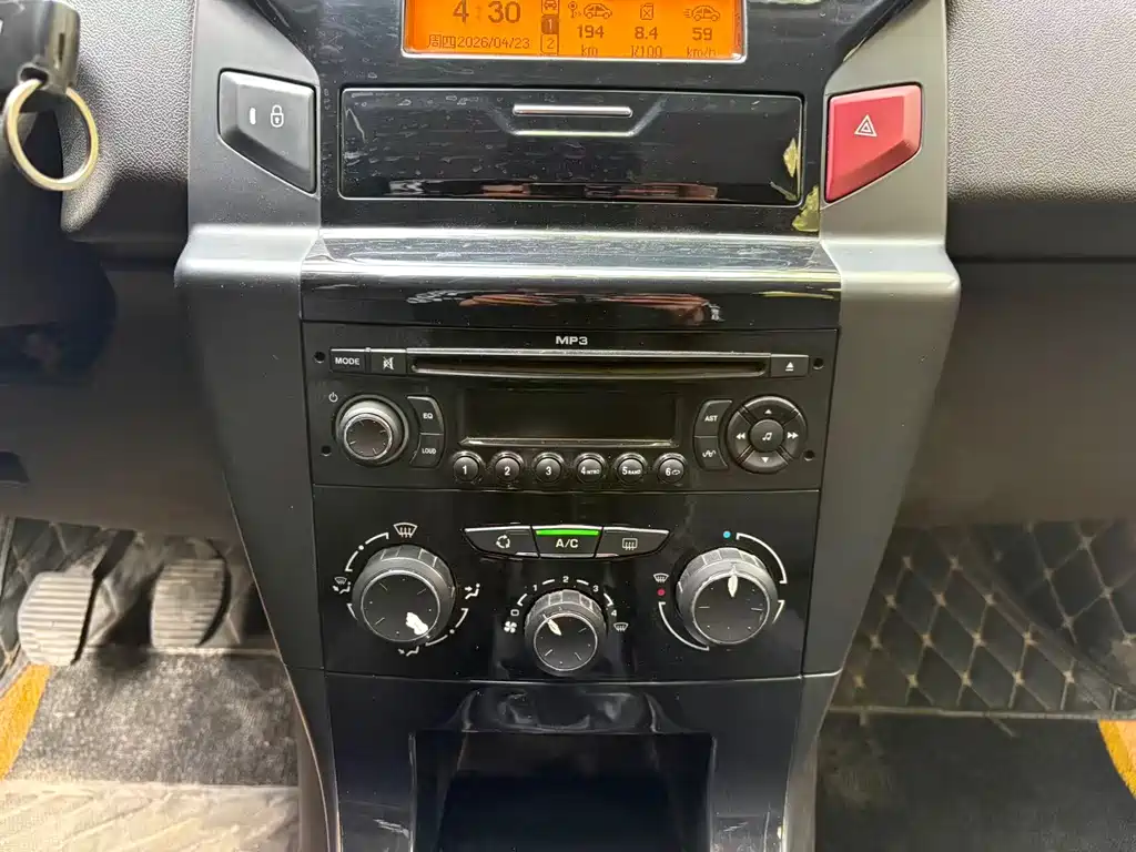 C-Quatre Sedan 1.6 L Manual Fashionable