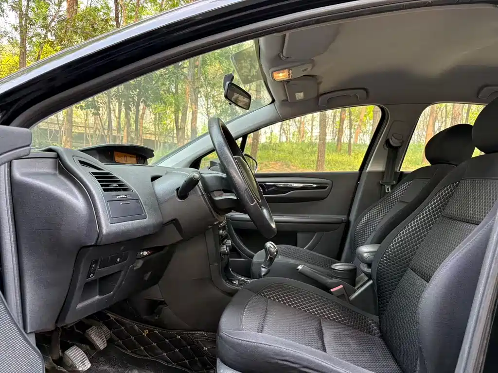 C-Quatre Sedan 1.6 L Manual Fashionable