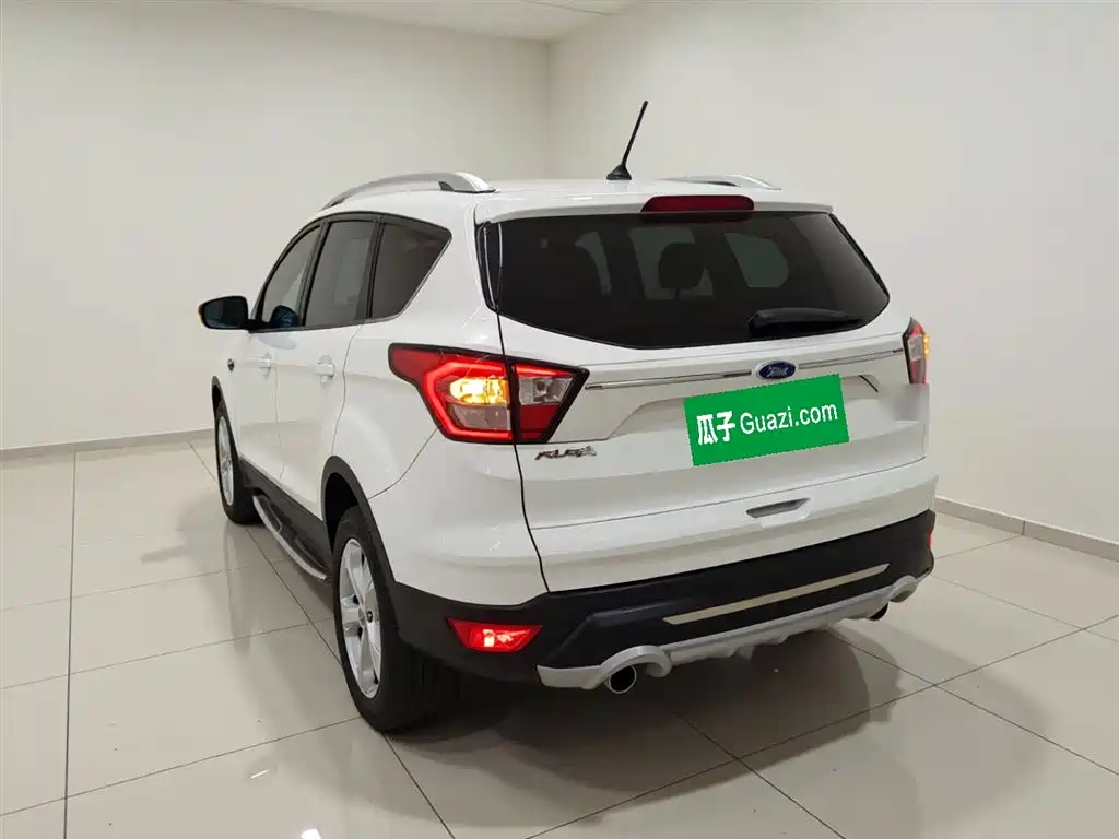 Kuga EcoBoost 180 2 WD Platinum Wing
