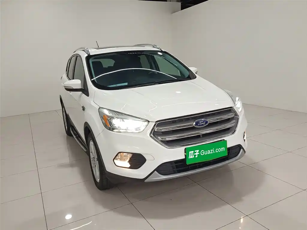 Kuga EcoBoost 180 2 WD Platinum Wing