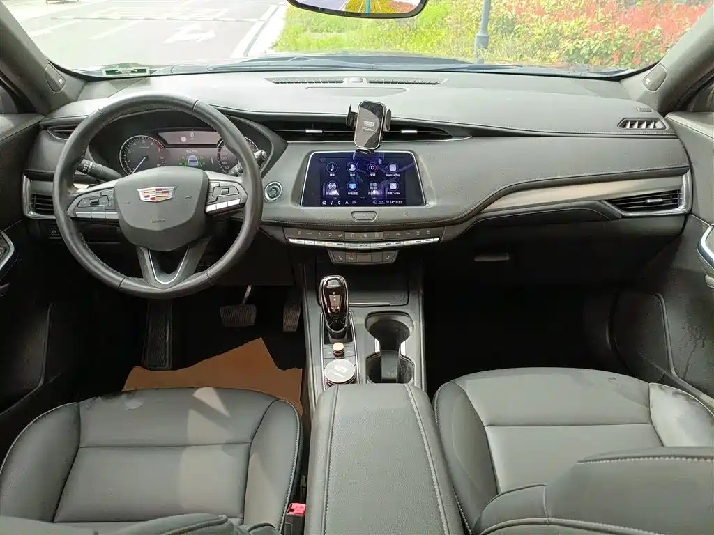 Cadillac XT4 28 T 2 WD Leading