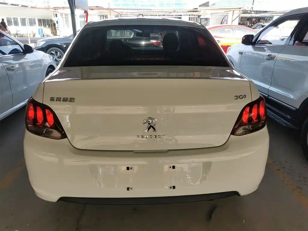 Peugeot 301 1.6 L Manual Comfort
