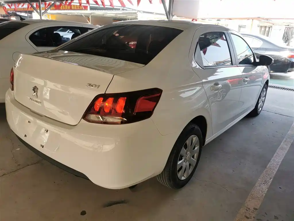 Peugeot 301 1.6 L Manual Comfort