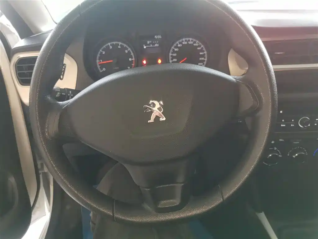 Peugeot 301 1.6 L Manual Comfort