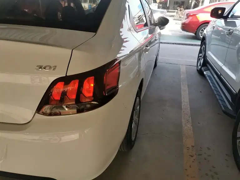 Peugeot 301 1.6 L Manual Comfort