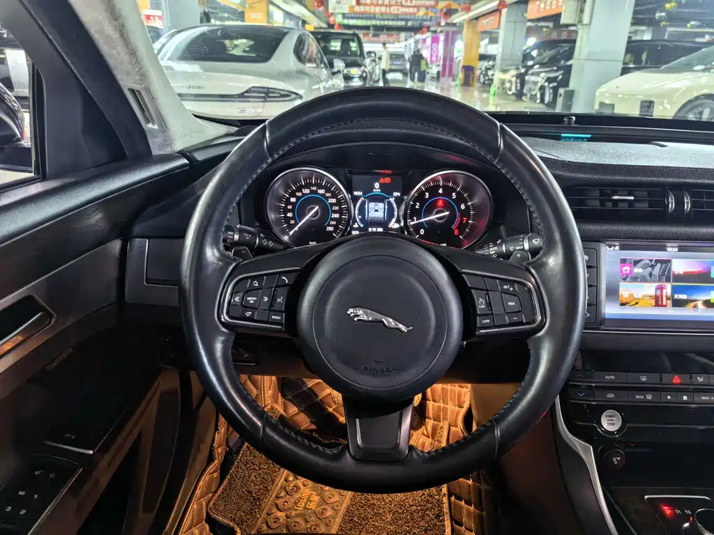 Jaguar XFL XFL 2.0 T 240 PS Luxury
