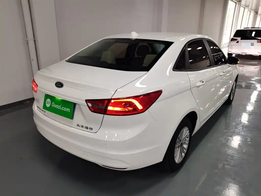 Escort 1.5 L Auto Comfort