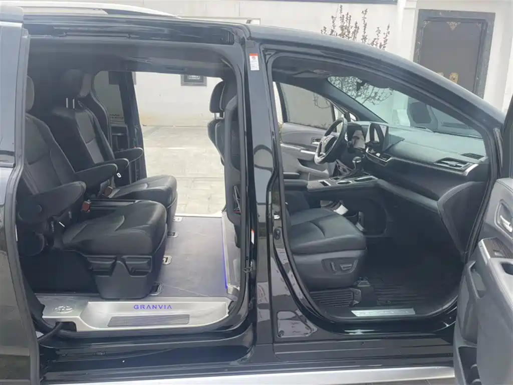 Granvia 2.5 L Hybrid Distinguished PLUS