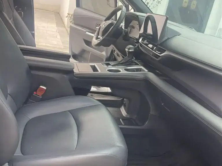 Toyota Granvia 2.5 L Hybrid Distinguished PLUS