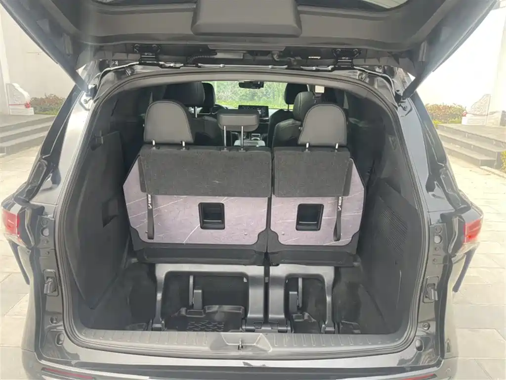 Granvia 2.5 L Hybrid Distinguished PLUS