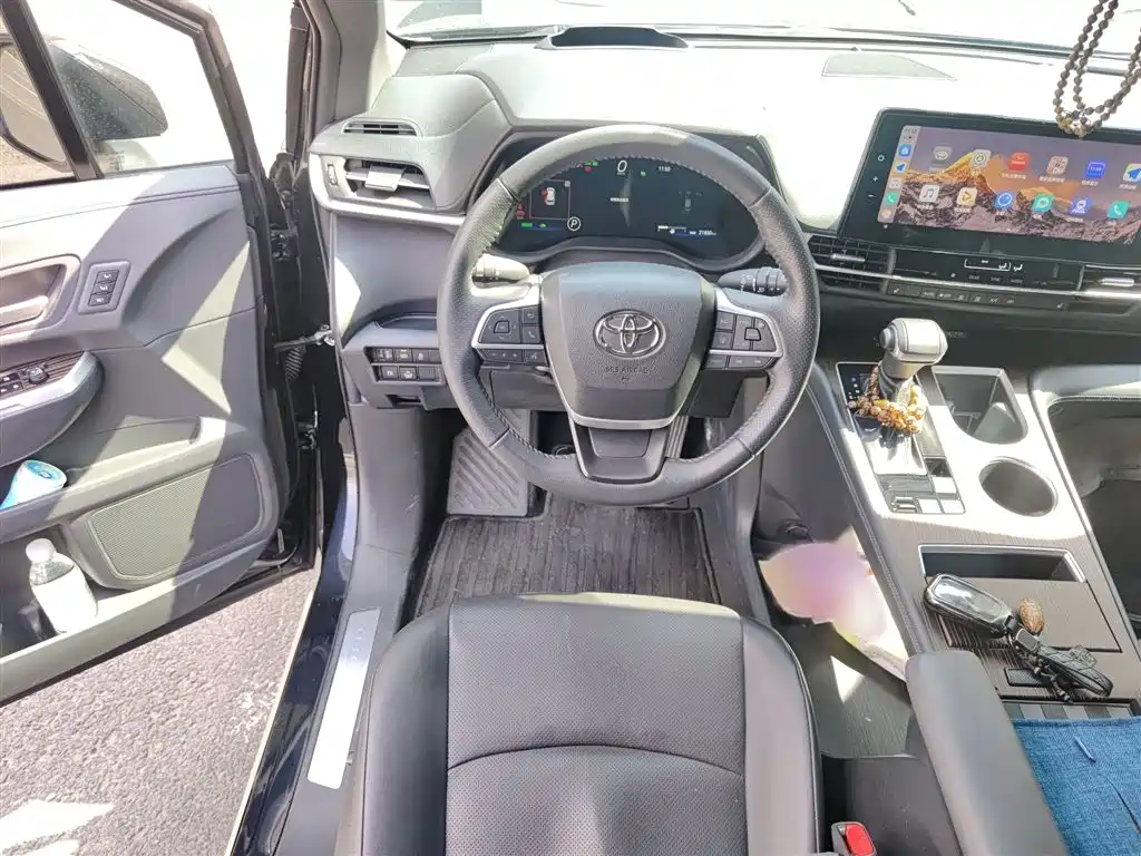 Granvia 2.5 L Hybrid Distinguished PLUS