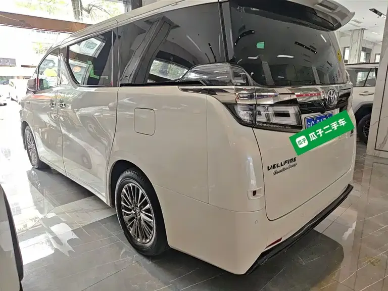 Toyota Vellfire Dual Engine 2.5 L HV Distinguished