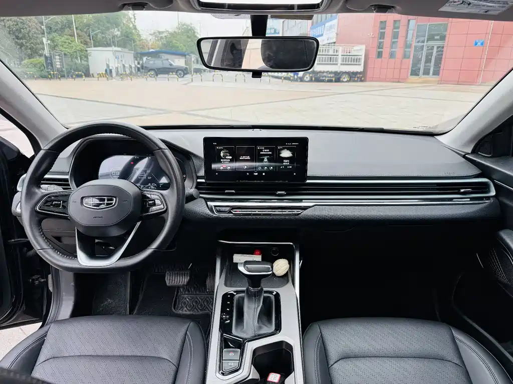 Emgrand UP 1.5 L CVT Comfort