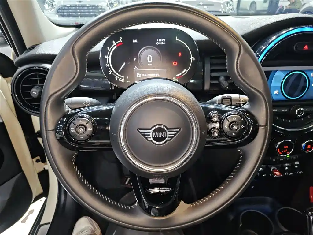 MINI 1.5 T COOPER Artist 5-door