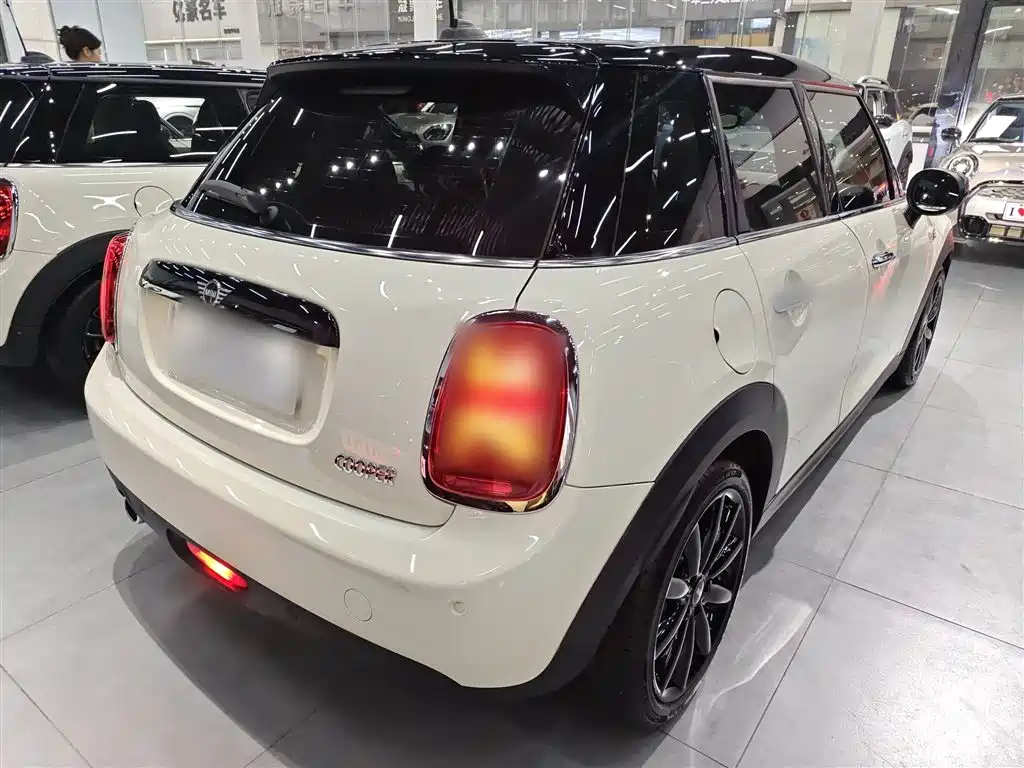 MINI 1.5 T COOPER Artist 5-door