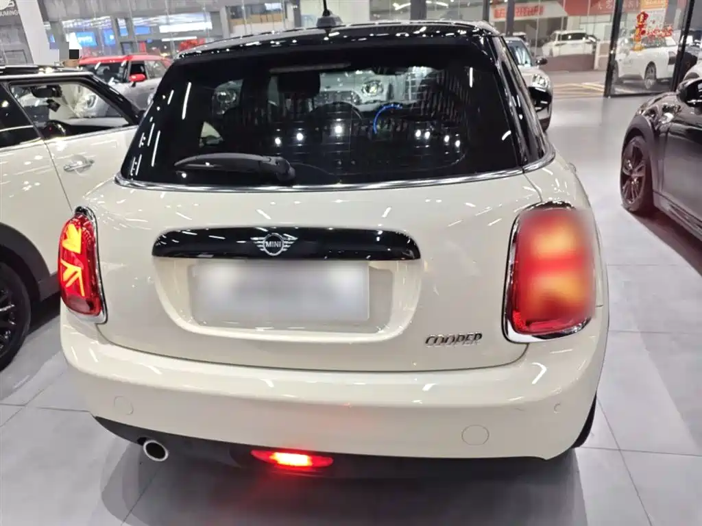 MINI 1.5 T COOPER Artist 5-door