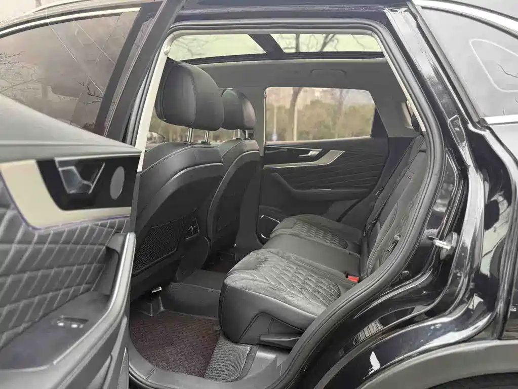 Hongqi HS5 2.0 T Connected Flagship Enjoyment