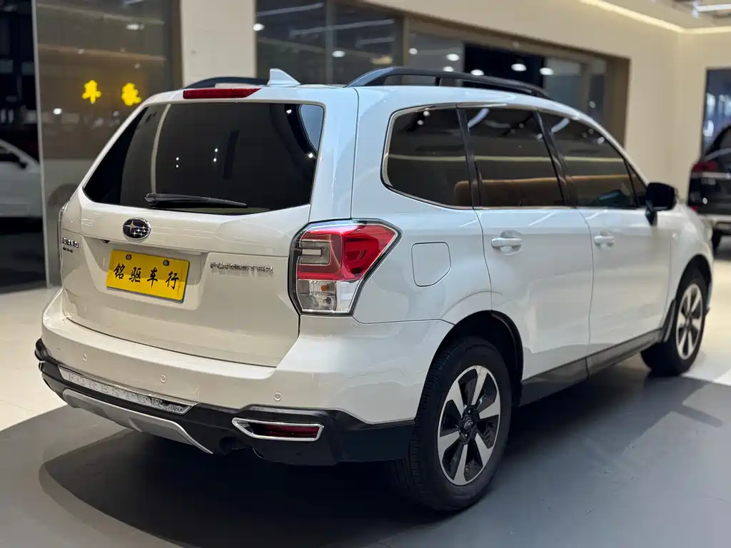 Forester 2.0 i Luxury Navigation