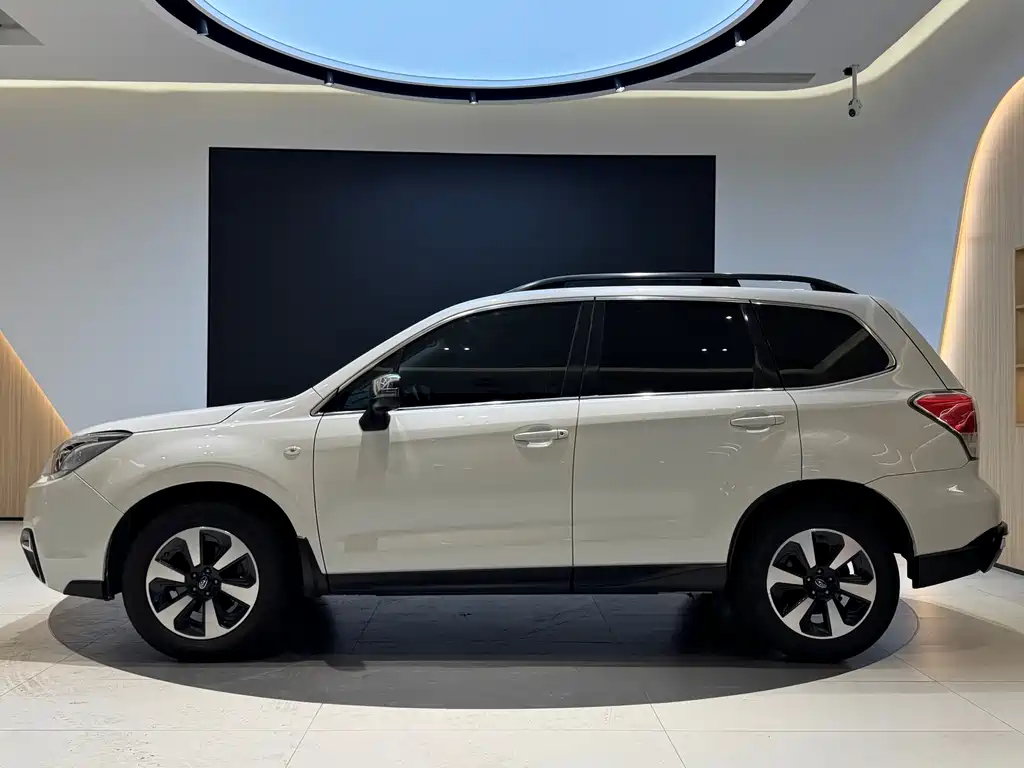 Forester 2.0 i Luxury Navigation