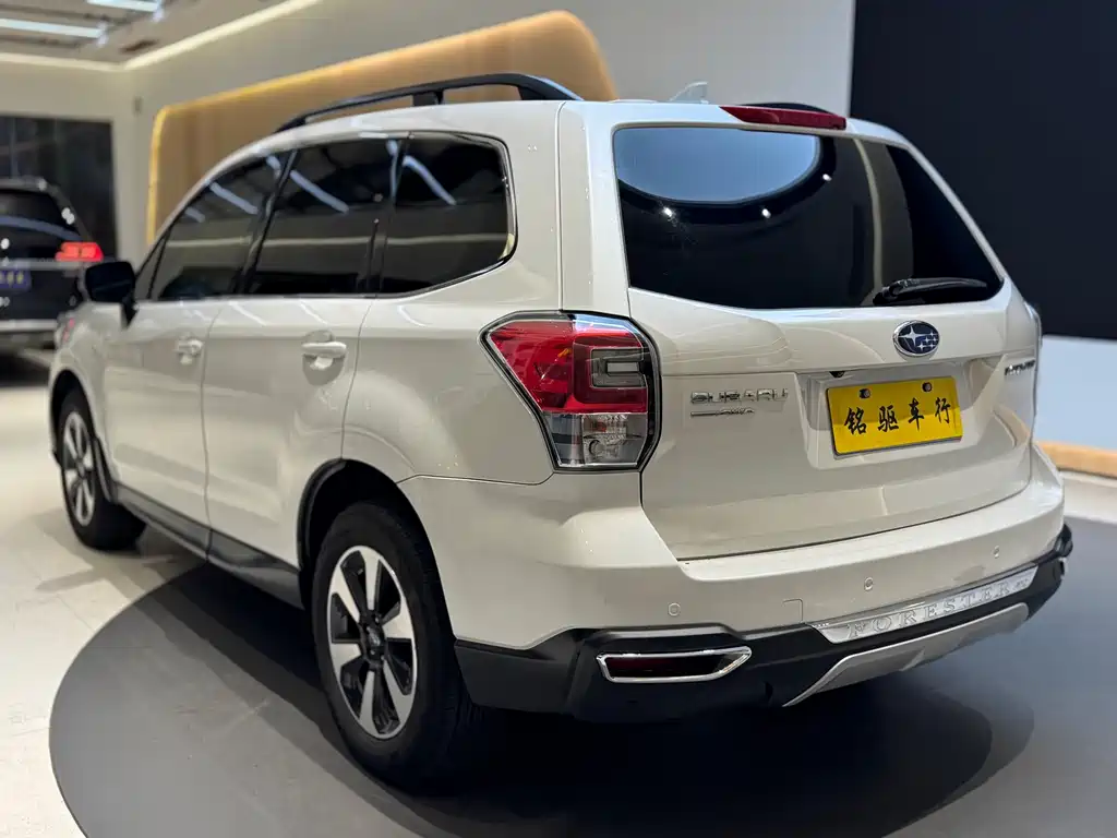 Forester 2.0 i Luxury Navigation