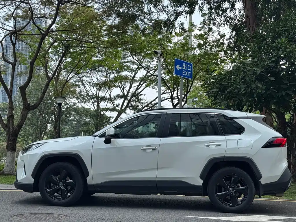 RAV4 Dual Engine 2.5 L E-CVT 4 WD Elite PLUS