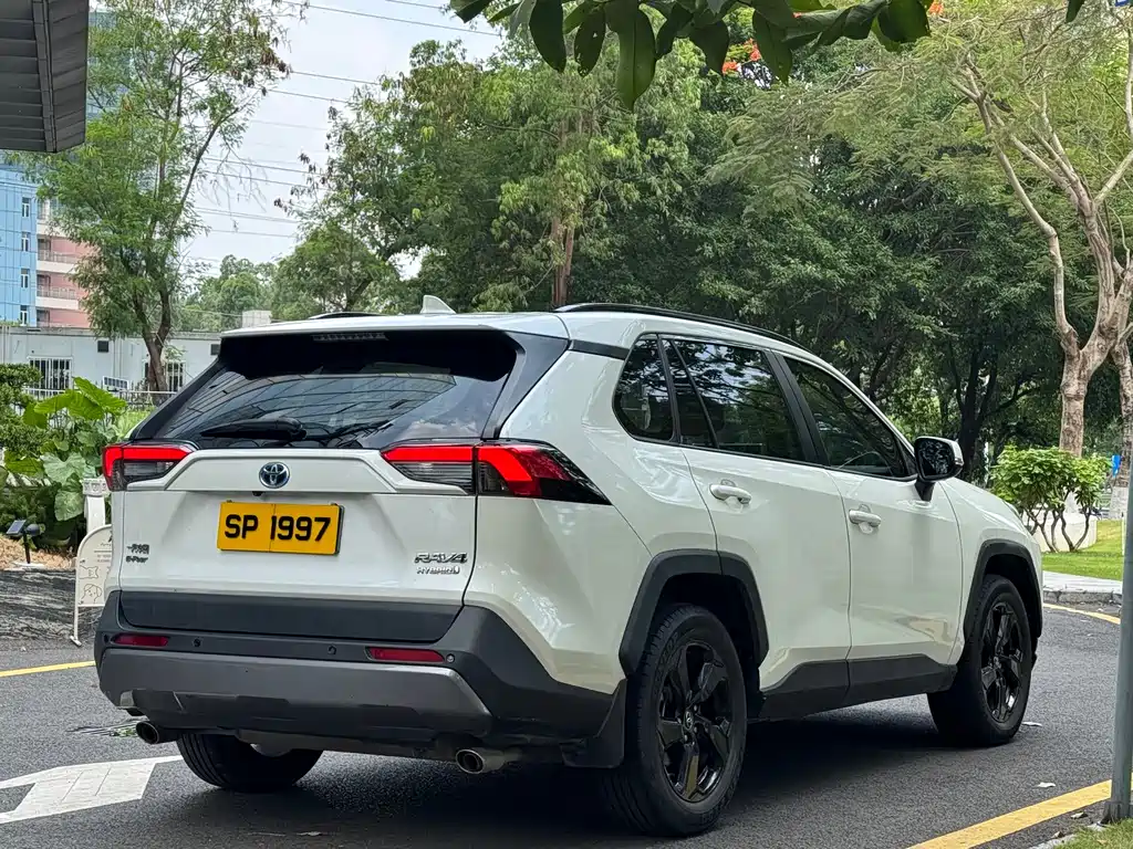 RAV4 Dual Engine 2.5 L E-CVT 4 WD Elite PLUS