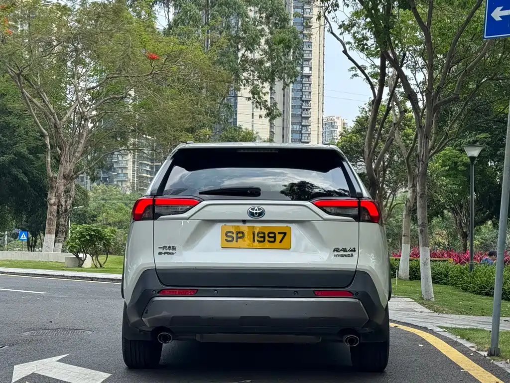RAV4 Dual Engine 2.5 L E-CVT 4 WD Elite PLUS