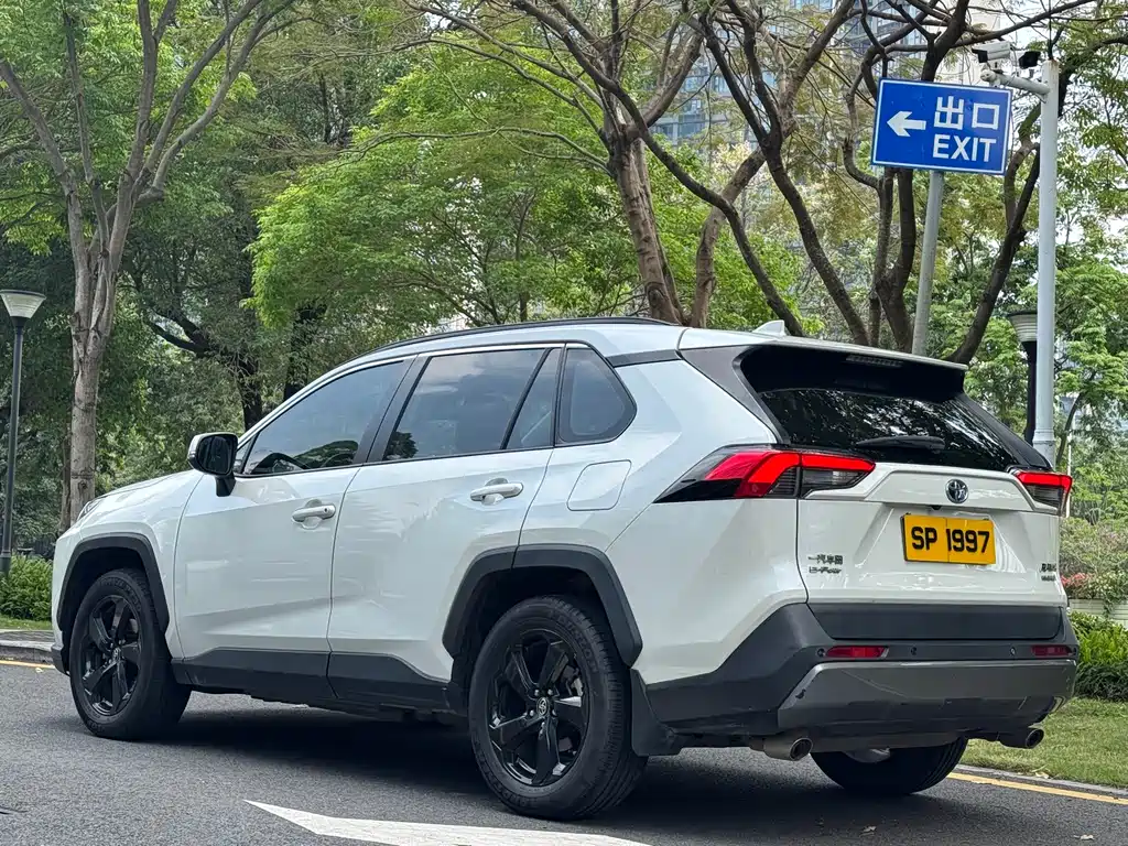 RAV4 Dual Engine 2.5 L E-CVT 4 WD Elite PLUS