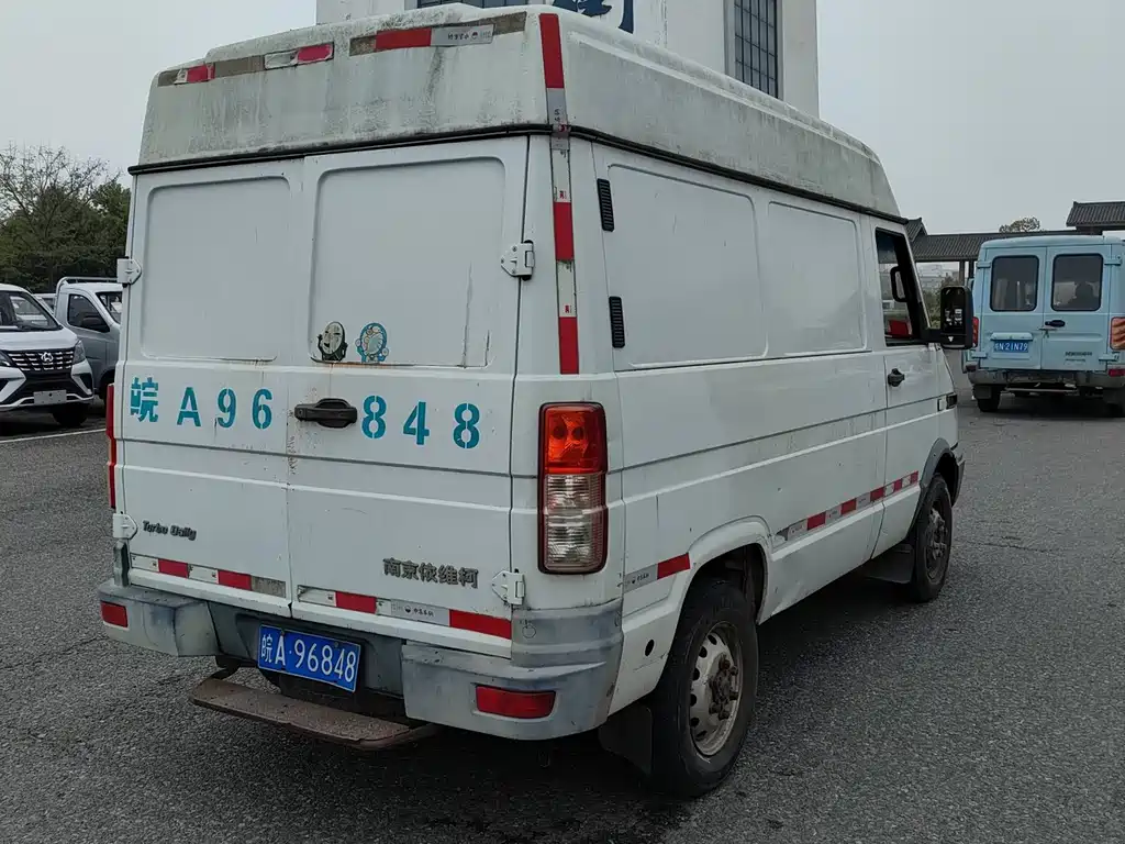Iveco Deyi 依维柯得意 2012款 2.8 T-A 35物流1版中顶