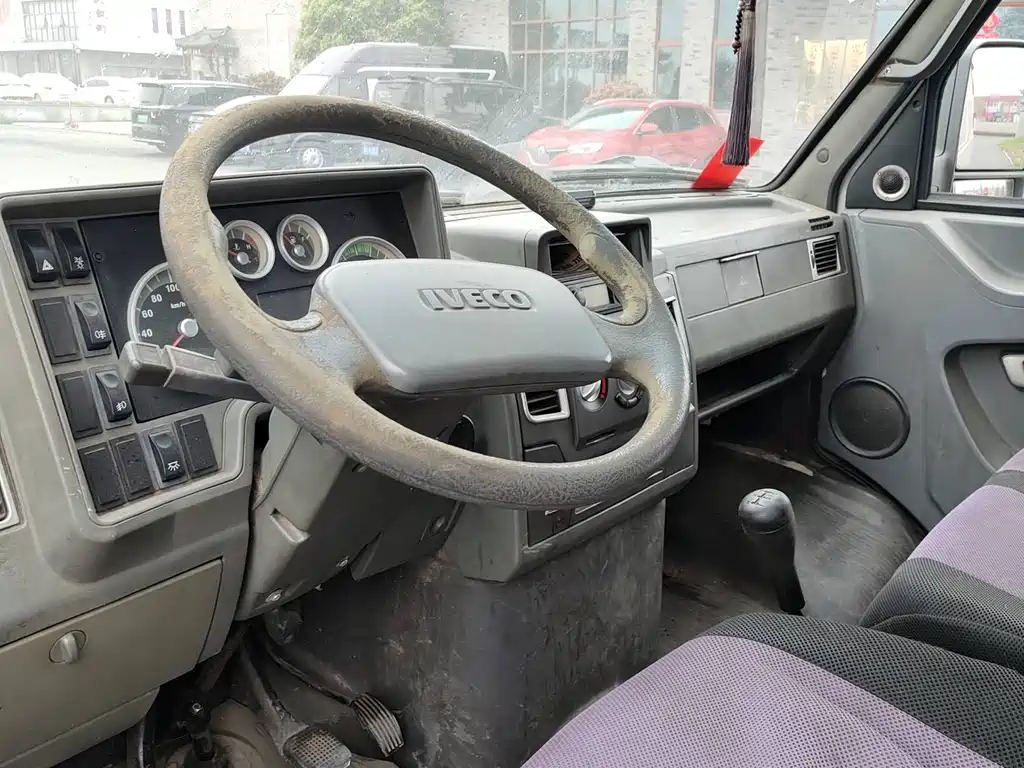 Iveco Deyi 依维柯得意 2012款 2.8 T-A 35物流1版中顶